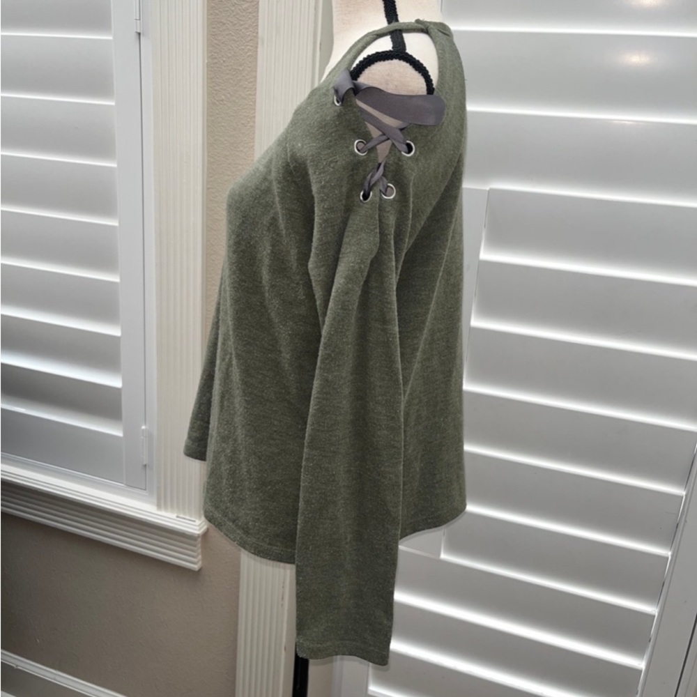 SOLD 🔥3 for $38🔥 Eyeshadow open shoulder sweater